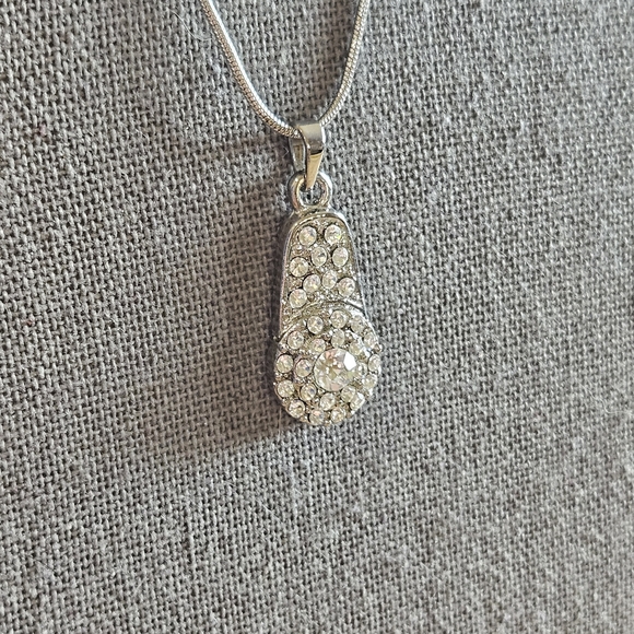 Elegant Silver Pendant Necklace - Picture 5 of 8